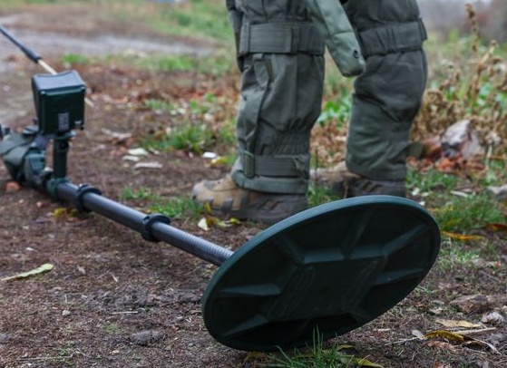 Боец ВС РФ: ВСУ маскируют самодельные мины под мобильные телефоны и сигареты